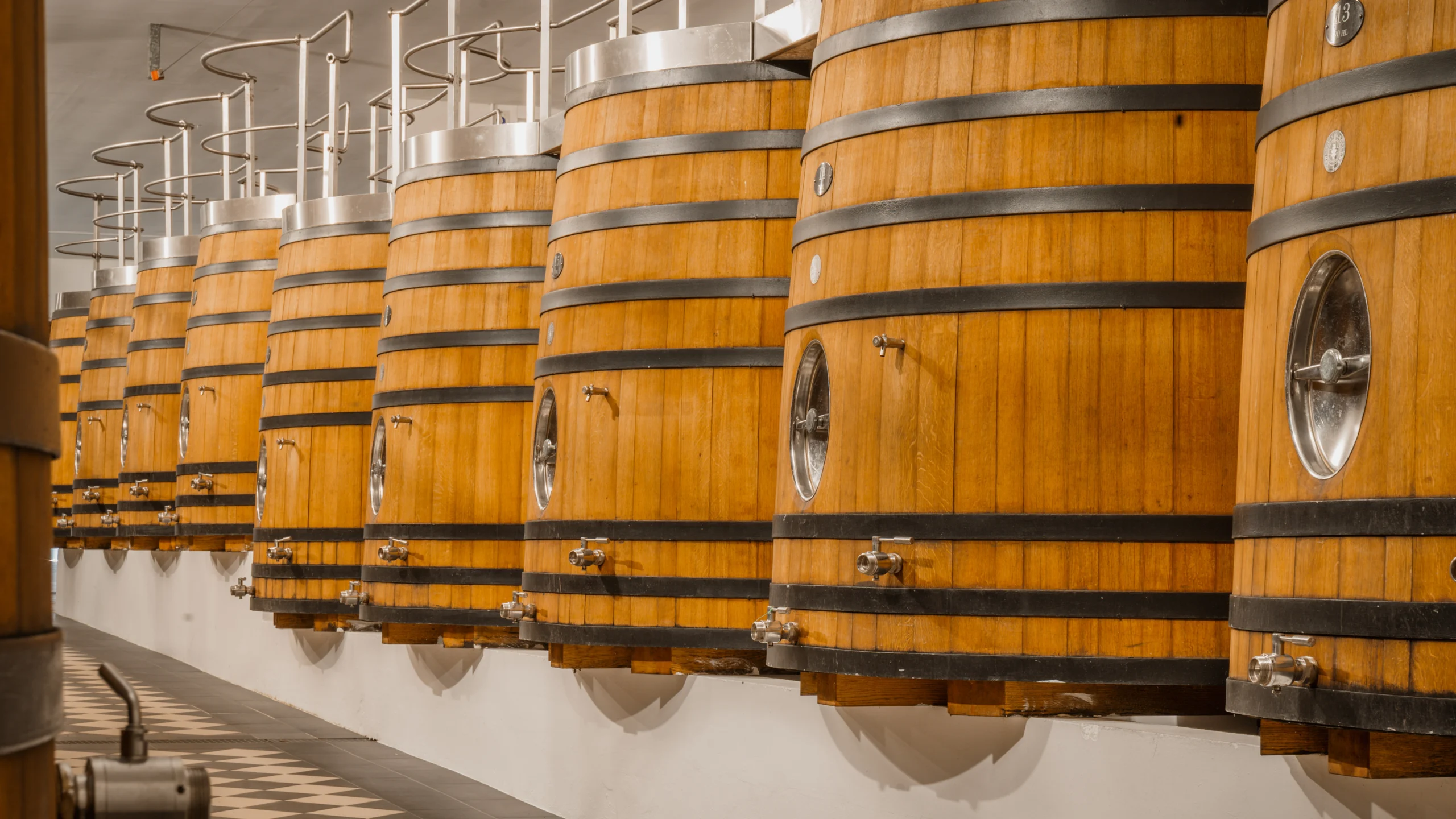 Vendanges 2025 - Château La Tour Carnet Cuvier Bois Vendanges 2025 - Château La Tour Carnet Cuvier Bois